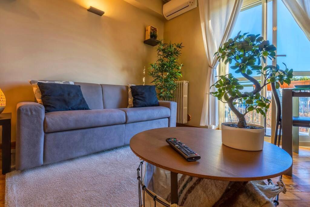 Sunny & Updated Flat With Panoramic City View 50M From M4 Stop 밀라노 외부 사진
